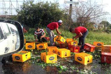 ¡UN PAÍS EN TOTAL ANARQUÍA! Saquearon camión con cervezas que se volcó en Palo Negro