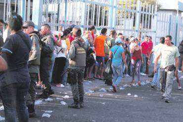 ¡CAOS! GNB lanzó bombas lacrimógenas por intento de saqueo en supermercado de Maracaibo