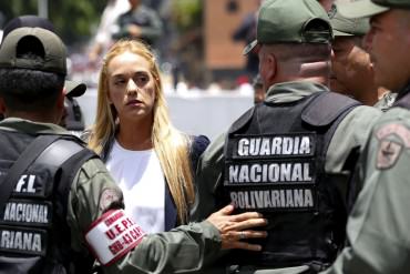 ¡EL ABUSO CONTINÚA! Denuncian que Lilian Tintori fue retenida en Ramo Verde por dos horas