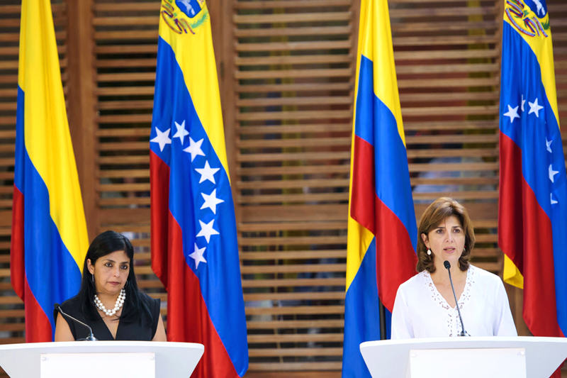 Delcy-Rodriguez-con-Canciller-de-Colombia-Holguin