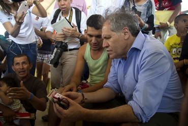 ¡DICTADOR CONTRA LA PARED! Almagro respalda las condiciones de Santos para el diálogo