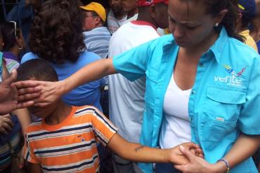 ¡INDIGNANTE! Marcan a niños como vacas en colas de supermercados del estado Sucre (+Foto)