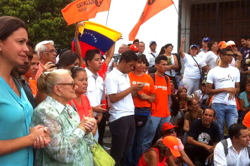 Maria-Corina-Machado-en-iglesia-orando-por-liberacion-Leopoldo-Lopez