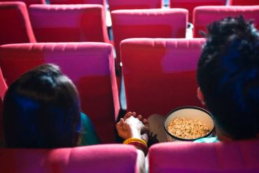 ¡LUJO DE ENCHUFADOS! Desde 45% hasta 73% del sueldo se puede ir en una salida al cine en pareja