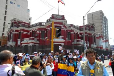 ¡HASTA ALLÁ TOMAN LAS CALLES! Protestan en Perú contra infame sentencia a Leopoldo López