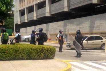 ¡ÚLTIMA HORA! Equipo antimotín arremete contra estudiantes de URBE: Reportan detenidos