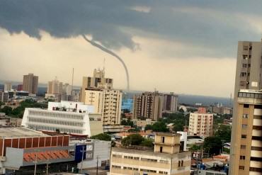 ¡IMPACTANTE! Tromba marina se formó en el Lago de Maracaibo la tarde de este viernes