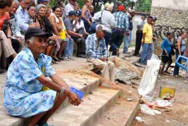 ¡MISERABLES! Abuelos que entregaron su 1×10 en simulacro del PSUV recibieron sus pensiones