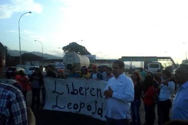 ¡EL DESESPERO ES GRANDE! Guardias retuvieron a activistas que asistirían al juicio de Leopoldo