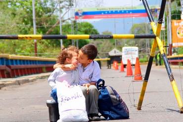 ¡QUE LA VEA EL MUNDO! Un beso a la injusticia: foto que revela el drama del conflicto fronterizo