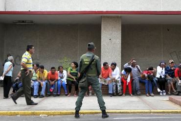 ¡INSÓLITO! En Puerto La Cruz cobran hasta Bs. 400 por «marcar» puesto en cola de Bicentenario