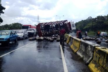 ¡DESASTRE! Intentaron saquear a un camión de bombonas que se volcó en puente Macagua