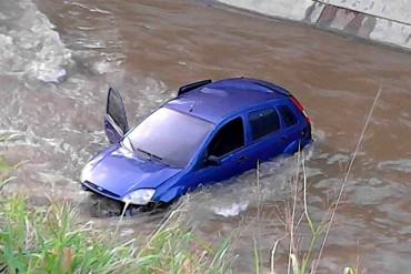 ¡ÚLTIMO MINUTO! Pareja cae al río Guaire tras resultar baleados y perder el control del vehículo