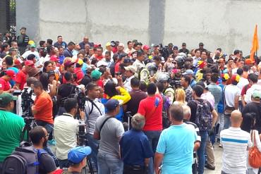 ¡URGENTE! Chavistas corren con «piedras y golpes» a opositores en el Palacio de Justicia #10S