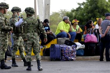 ¡TOMA PREVISIONES! 11 venezolanos que no llevaban papeles en viaje a Colombia fueron deportados por Migración