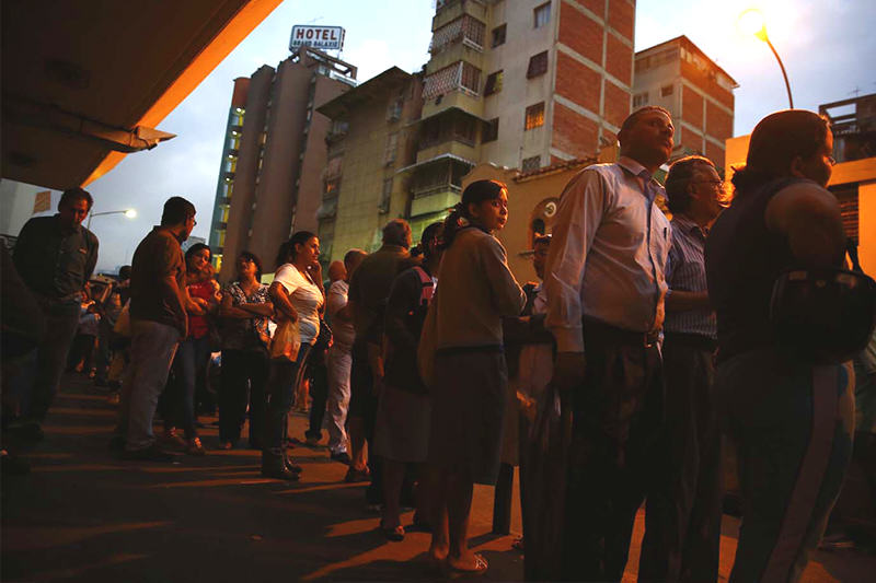 cola-para-comprar-de-noche