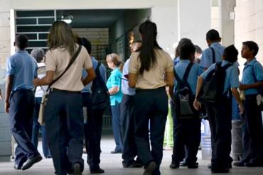 ¡ATENCIÓN! Denuncian que directora de liceo bolivariano en Carabobo obligó a alumnos a entregar presencialmente tareas a pesar de la cuarentena