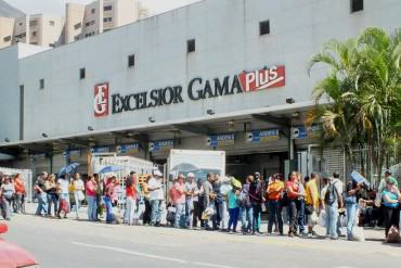 ¡CAOS DE PAÍS! Llega variedad de productos escasos al Excelsior Gama y cierran «por alboroto»