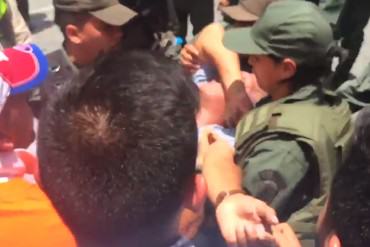 EN VIDEO: El momento en el que se desmaya Horacio Blanco tras agresiones en Palacio de Justicia