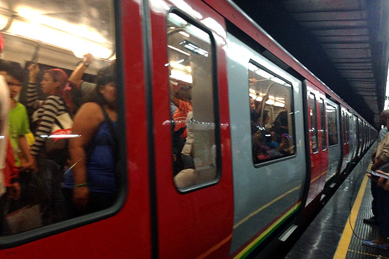 Video VIRAL: acalorado discurso de un predicador en el Metro de Caracas acabó en amenazas de “ojo por ojo”