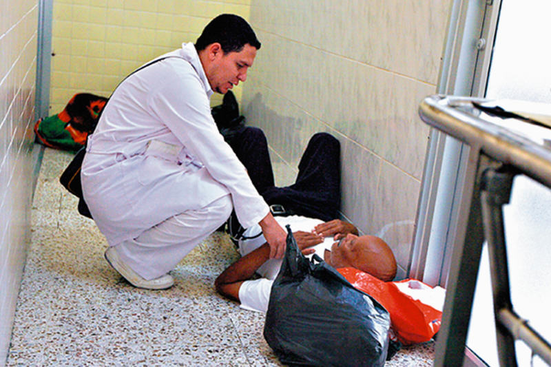 pacientes-atendidos-en-el-piso-hospital-camillas