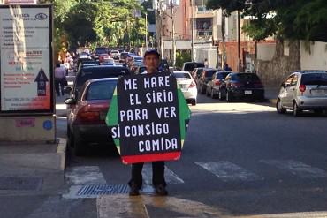 ¡REÍR PARA NO LLORAR! «El señor del papagayo” tiene la solución para poder conseguir comida