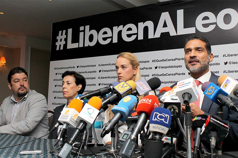 rueda-de-prensa-lilian-leopoldo-lopez-defensa-2