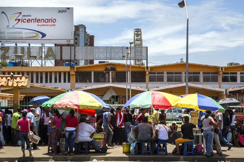 Bachaqueros-frente-a-Abastos-Bicentenario-Venezuela-Colas-para-comprar