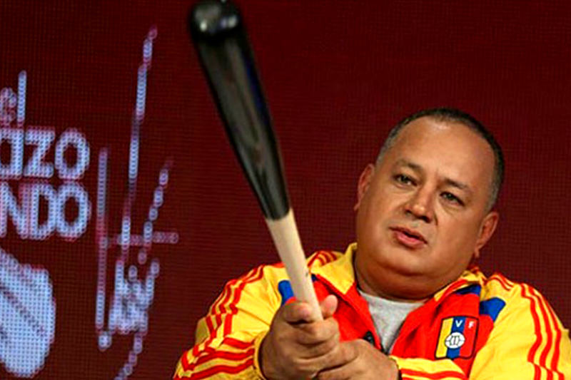 Cabello-Diosdado-bate-con-el-mazo