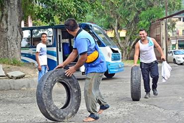 ¡LO QUE NOS DEJA LA PATRIA! Choferes del país recuperan cauchos en botaderos para trabajar