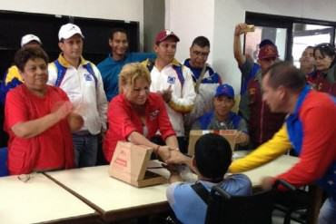 ¡PASA EN LA PATRIA! Roban a estudiantes de la UNEG durante entrega de tabletas socialistas