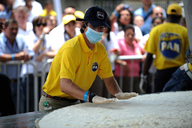 Lorenzo-Mendoza-prepara-arepa-mas-grande-del-mundo-Empresas-Polar