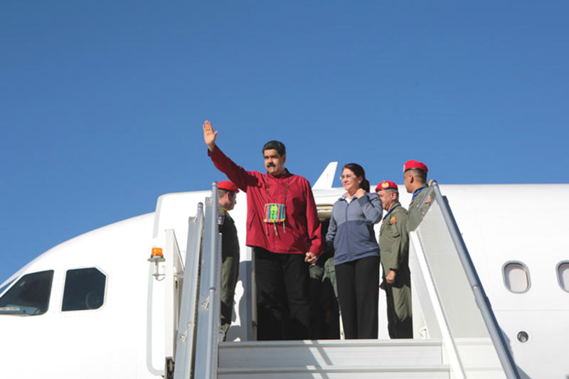 Maduro-viaja-a-Surinam-gira-viaje-avion