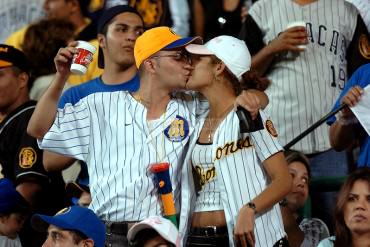 ¡DE INFARTO! Casi 1 sueldo mínimo completo se iría en una salida a un juego de béisbol en pareja