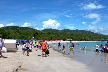 ¡ALARMANTE! Desalojo masivo en playa Caracolito por intoxicación de temporadistas