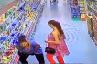 ¡VERGONZOSO! Supuestas bachaqueras venezolanas roban en supermercado de Aruba (+Video)