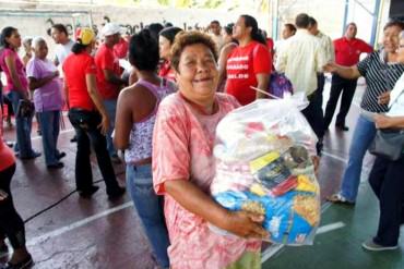 ¡COMPRANDO VOTOS! Con «bolsas solidarias» de alimentos intentan frenar molestia por las colas