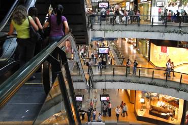 ¡IMPERDIBLE! La creativa protesta en un centro comercial contra el gobierno de Maduro (+Video)