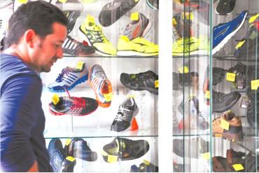 ¡INSÓLITO! Se necesitan hasta 3 salarios mínimo para comprarse UN par de zapatos deportivos