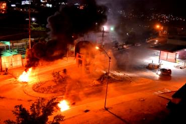 ¡AY NICOLÁS! Segundo día de manifestaciones «con candelitas» en Guarenas, zona «roja rojita»