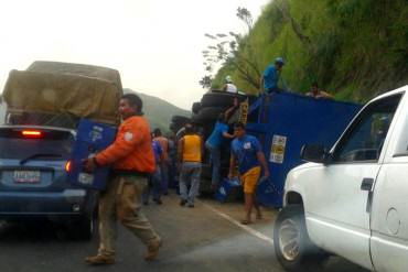 ¡REINA LA MISERIA! Saquearon un camión de cervezas Polar que se volcó en Tinaquillo (+Fotos)
