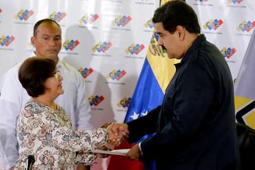 ¡JALADITA ELECTORAL! Maduro lanza flores a Tibisay: Felicito al CNE, un nuevo triunfo, doctora Lucena