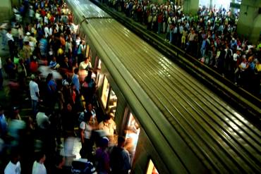 ¡ENTÉRATE! Funcionario del Sebin cayó a los rieles del Metro por viajar entre vagones