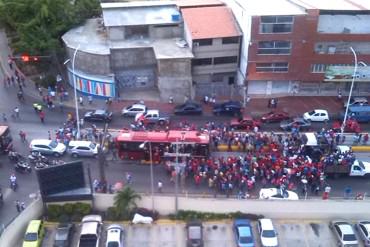 ¡SE QUEDÓ SIN GENTE! Según prensa chavista, «una marea roja» recibió a Maduro en Barcelona
