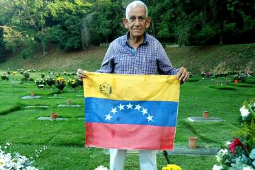 ¡PARA LLORAR! La visita del padre de Robert Redman al cementerio el día de su cumpleaños