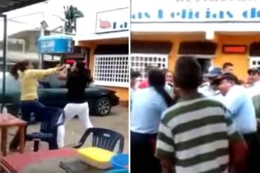 ¡A LO QUE NOS LLEVÓ LA PATRIA! Venezolanas se agarran a puño limpio por una bolsa de comida