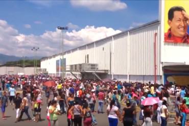 ¡ESTO YA NO SE AGUANTA! Ciudadanos rodearon Bicentenario en Charallave para exigir comida