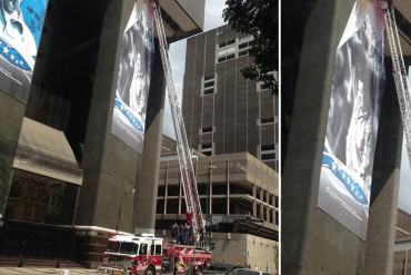 Bomberos de Caracas usan camión para rotular afiches de Chávez en el Ministerio de Finanzas