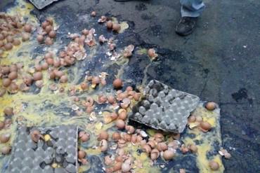 ¡A ESTO LLEGAMOS! Comerciante destruyó huevos ante la Sundde para no venderlos a Bs. 420