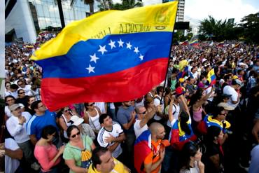 ¡CONMOVEDOR! Venezolanos entonaron el himno nacional durante proceso de validación